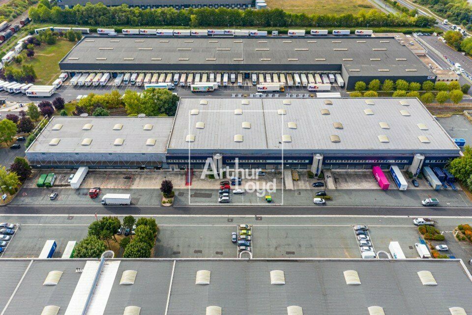 Location local d''activites 4510 m² divisibles à partir de 665 m²