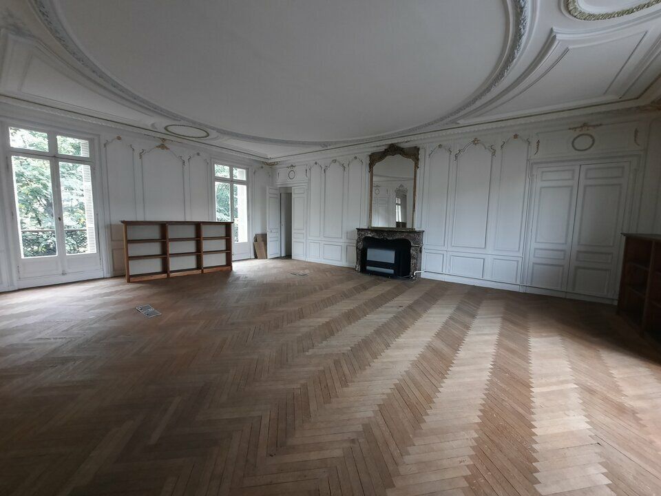 Bureaux + parkings - Proche Gare SNCF.