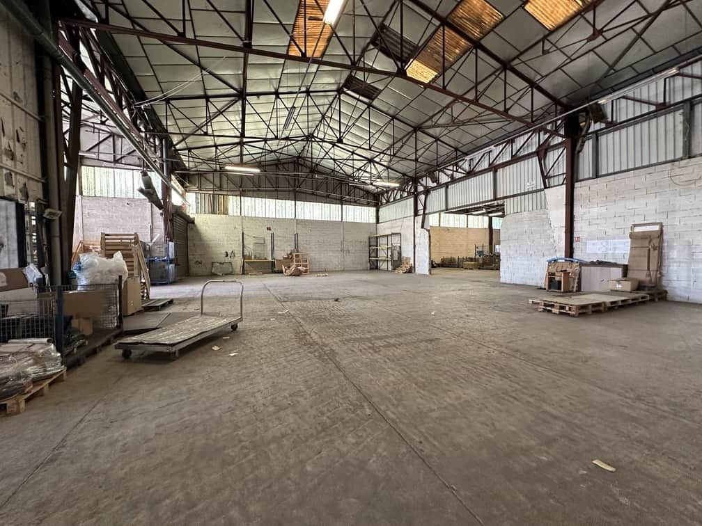 Location entrepôts 3018 m² non divisibles