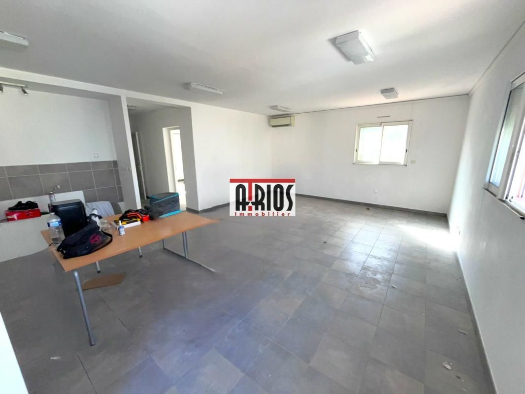 Location entrepôts 80 m² non divisibles