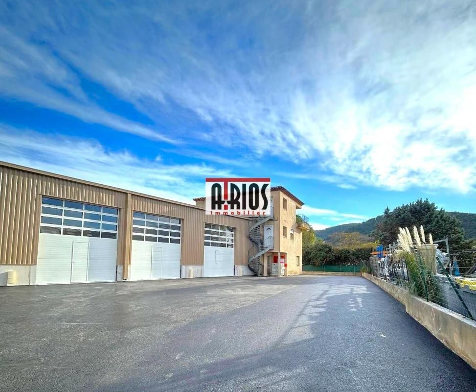 Location entrepôts 111 m² non divisibles