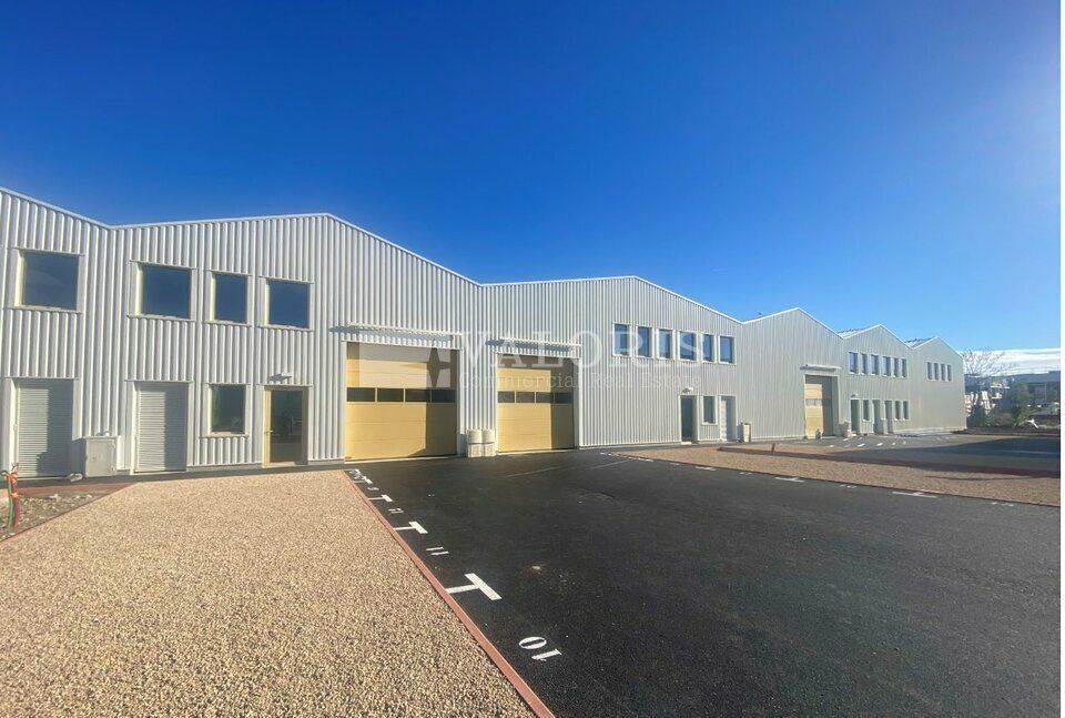 Location local d''activites 1252 m² divisibles à partir de 380 m²