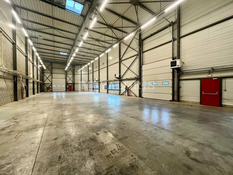 Valoris Real Estate vous propose à la location un local d'activités de 564m² à Dagneux, à proximité immédiate de l'A42. 