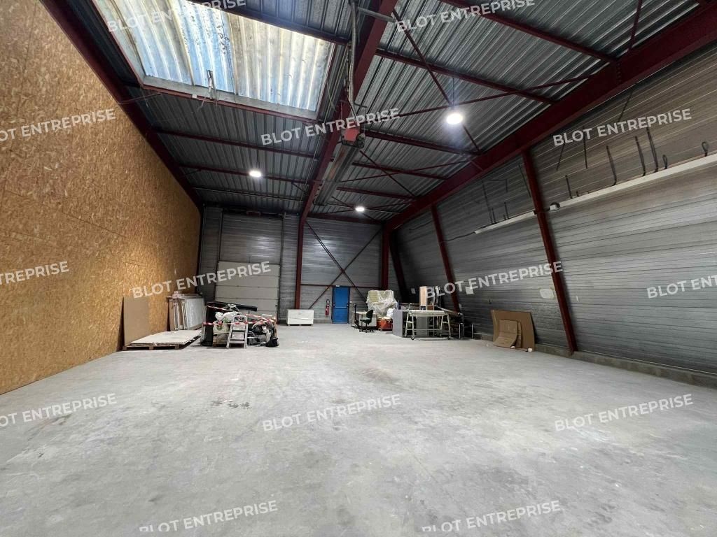 Location entrepôts 240 m² non divisibles