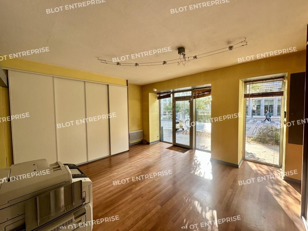 Location local commercial 47 m² non divisibles