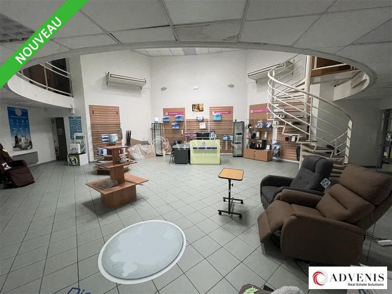 A LOUER - BATIMENT INDEPENDANT DE 1140 M² SUR 3298 M² DE TERRAIN - ACCESSIBLE/VISIBILITE