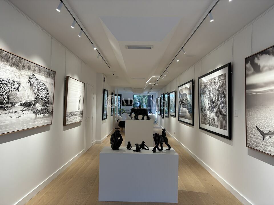 A louer Rez-de-commercial de 120 m² environ bénéficiant d'excellentes prestations.