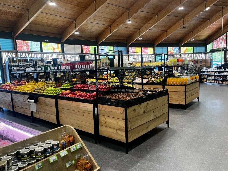 Local commercial d'environ 586 m² à louer au Nord de Tours