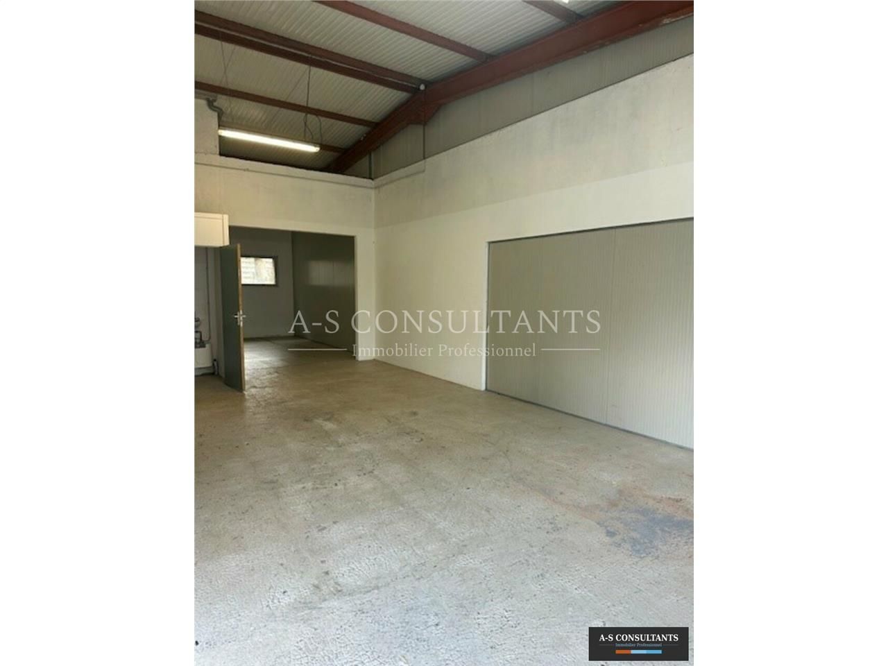 A LOUER - LA RAVOIRE (73490) - local professionnel, artisanal et/ou de stockage d'une contenance superficielle de 75 m² environ - porte piétons -  wc + lave-mains - places de stationnement.