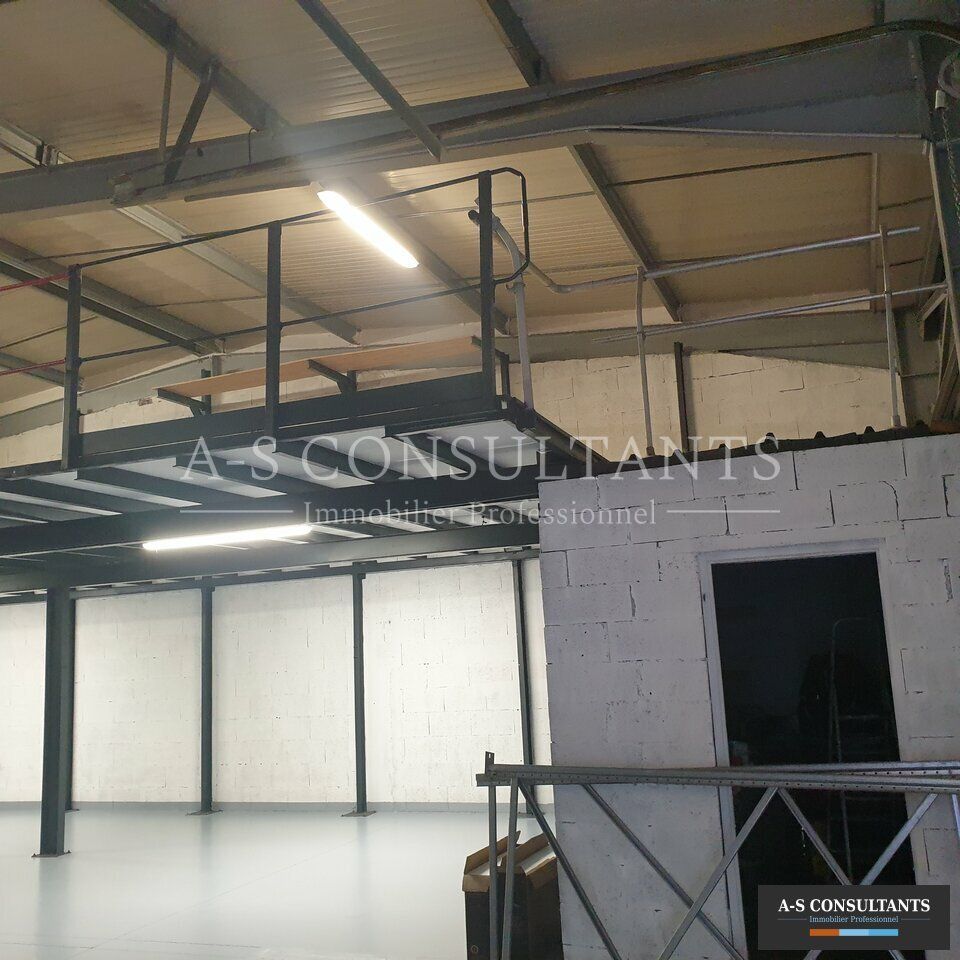 A LOUER - MEYTHET (ANNECY 74960) - entrepôt 250 m² environ au sol + mezzanine 200 m² environ avec bureaux aménagés - accès livraisons- porte sectionnelle motorisée - places de parkings devant les locaux.