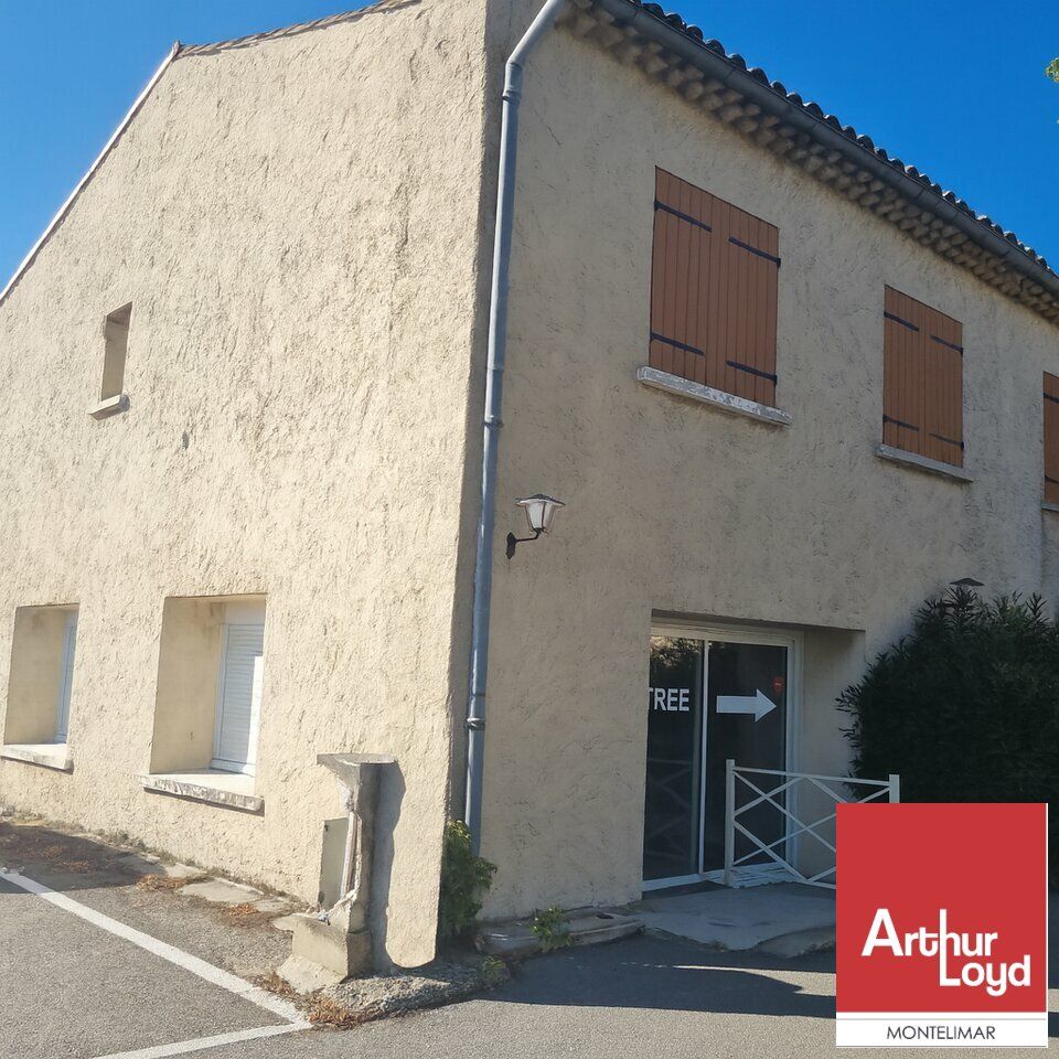 PIERRELATTE - SUR AXE PASSANT - A LOUER LOCAUX COMMERCIAUX D'ENVIRON 199 M2 DIVISIBLE AVEC GRAND PARKING