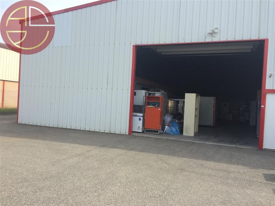 Location local 360 m² à GRATENTOUR