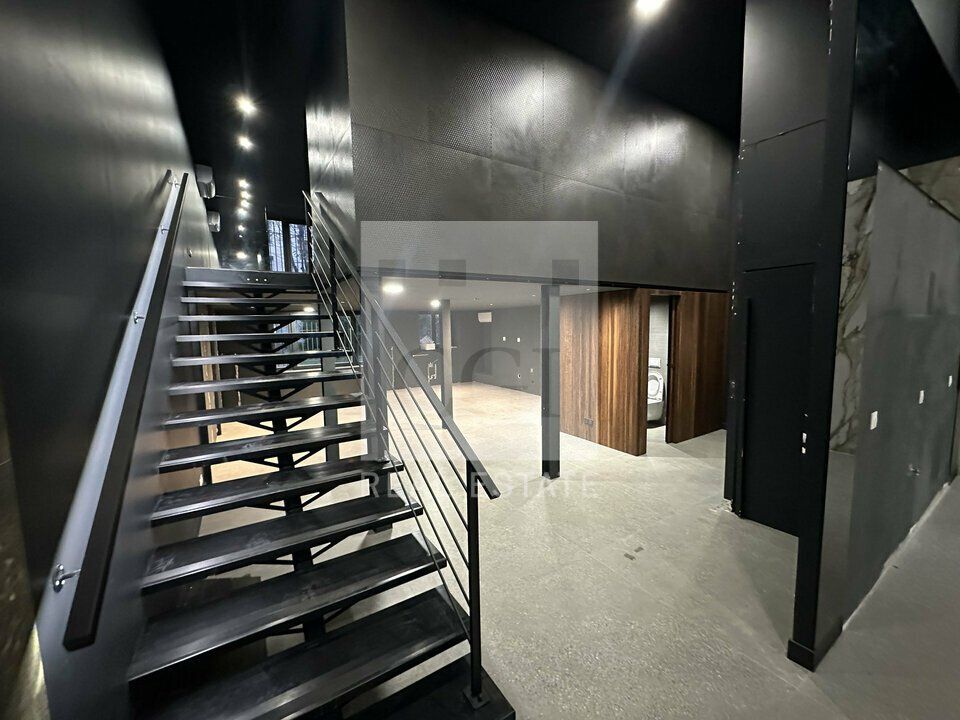 À LOUER – LOCAL COMMERCIAL DE 118 m² AVEC MEZZANINE – EXCELLENTE VISIBILITÉ / AXE TRÈS PASSANT