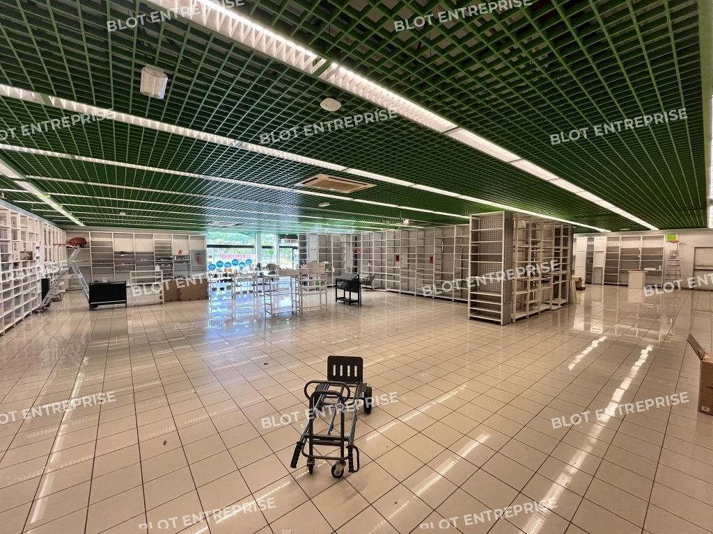 Location local commercial 600 m² non divisibles