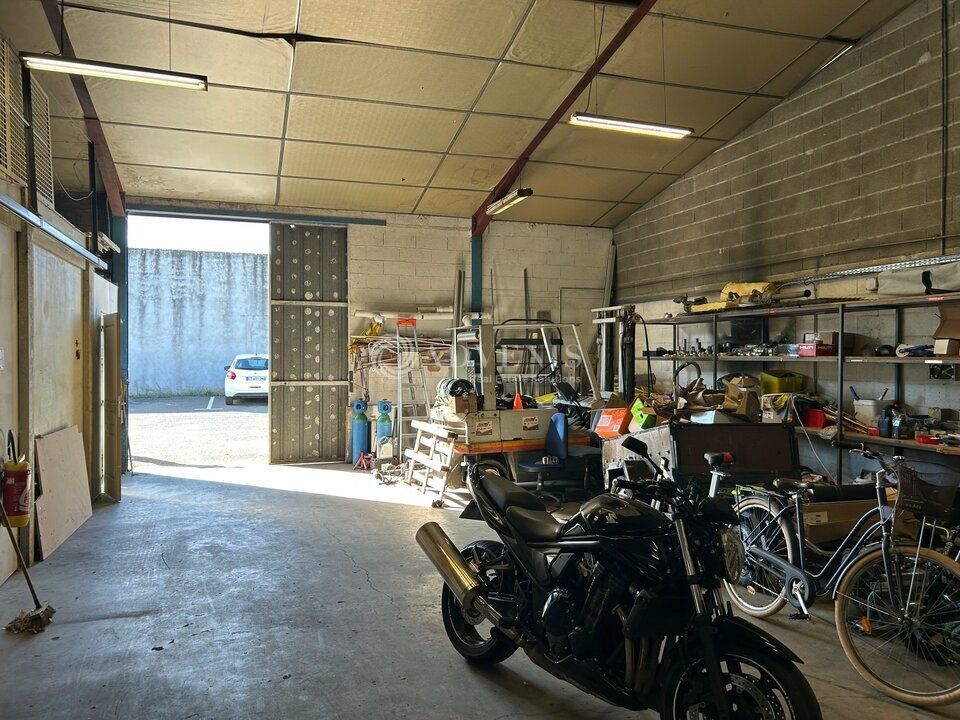 Location local d''activites 250 m² non divisibles