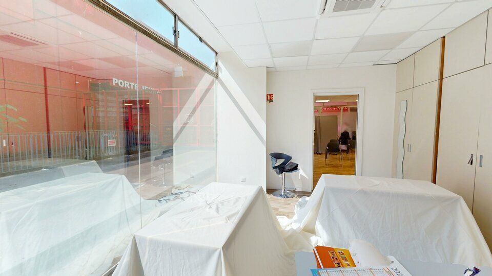 Local commercial + bureaux  Porte Jeune , 400 m2  sur 2 niveaux, divisibles.