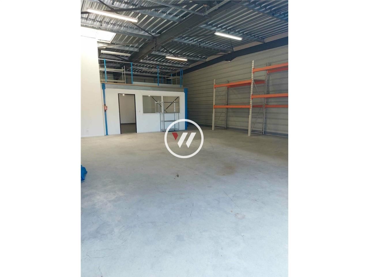 Local d'activité récent de 323 m² avec showroom et bureaux – Zone Plaine du Caire, proximité A50/A8/A7