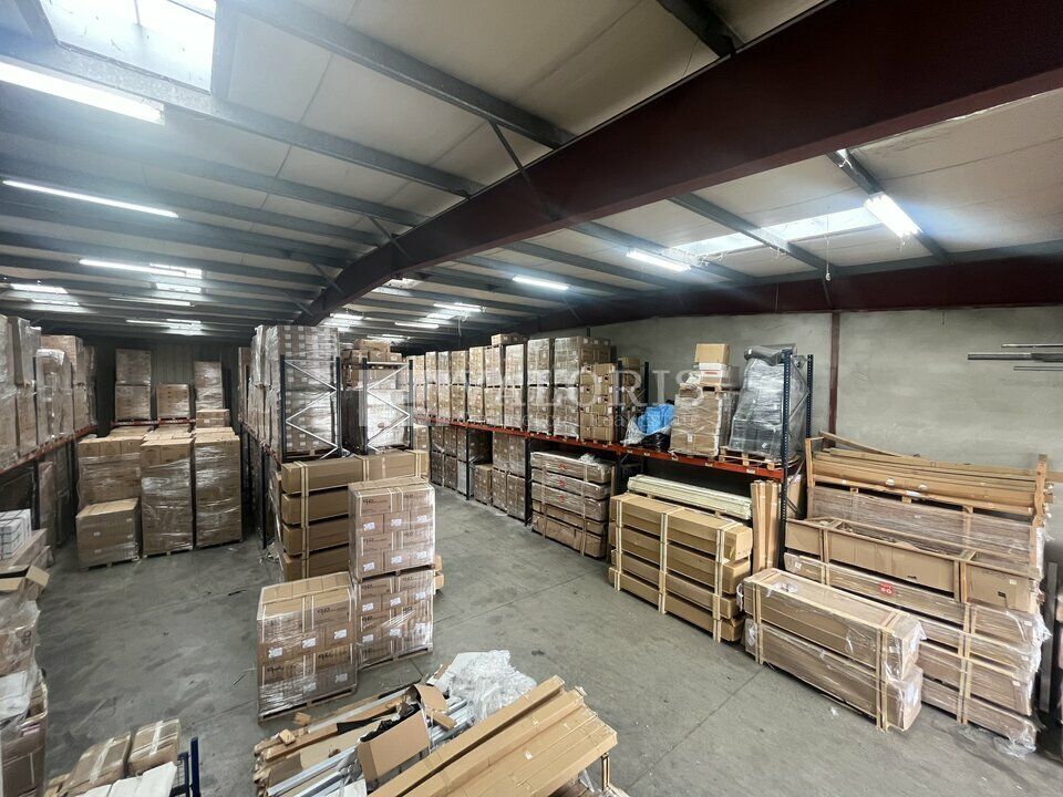 Valoris Real Estate vous propose à la location un local d'activités de 460m² en plein cœur de la zone industrielle Mi-Plaine à Chassieu, en sortie de Rocade Est.