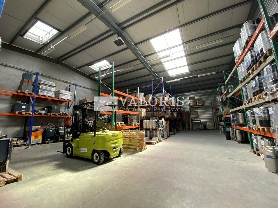 Valoris Real Estate vous propose en location une surface de dépôt et une surface de bureaux sur la commune de Vaulx en Velin.