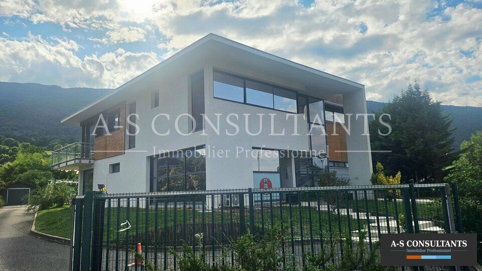 A VENDRE - SEVRIER (74320) - 5 kms d'Annecy-centre - bâtiment individuel à usage professionnel et/ou commercial d'une surface de 420 m² environ sur 2 niveaux - 20 places de parking - terrain constructible.