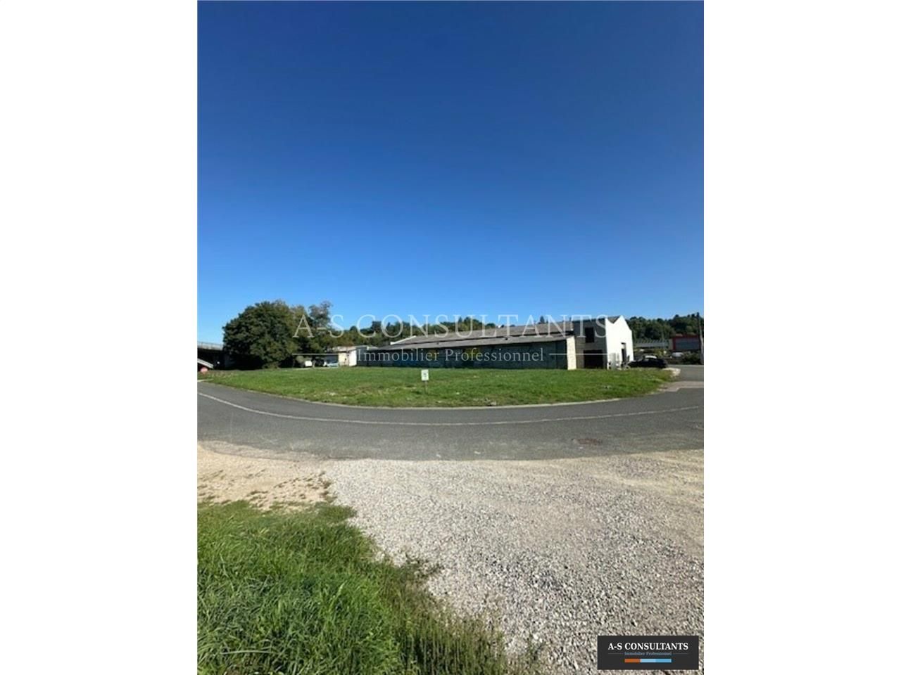 800 m² pour ce entrepot en location à Le pont-de-beauvoisin