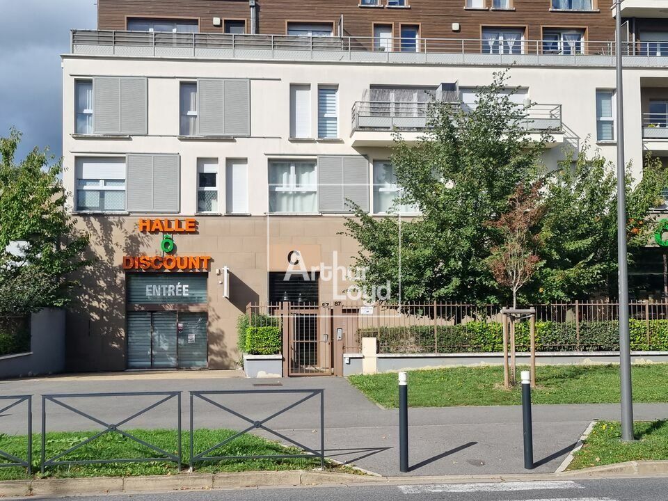 Location local commercial 748 m² divisibles à partir de 64 m²