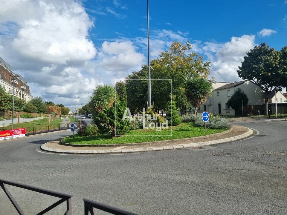 Cellules commerciales / Bureaux proche RER A LOGNES !