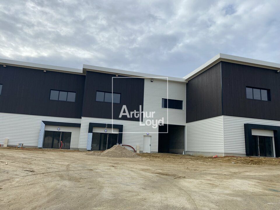 Vente local d''activites 1922 m² divisibles à partir de 491 m²