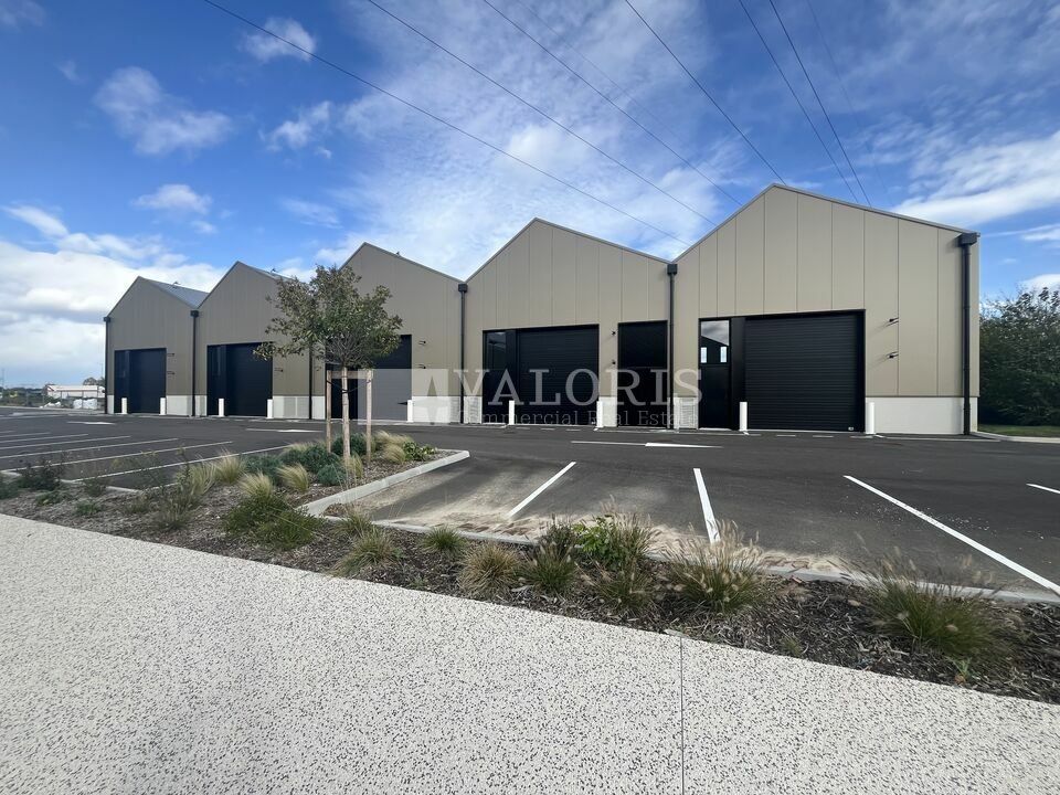 Vente local d''activites 3532.3 m² divisibles à partir de 236 m²