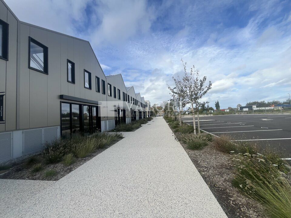 Valoris Real Estate vous propose à la vente un parc d'activités neuf à Toussieu, composé de 5 bâtiments modernes, divisibles à partir de 236 m².