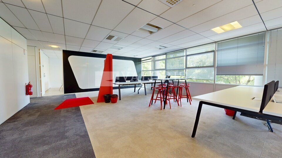 Valoris Real Estate propose à la location des bureaux à proximité de la gare de Vaise, pôle multimodal de transports (Métro, Bus, TER).