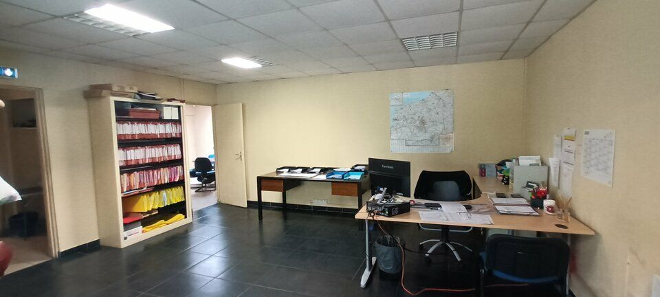 Axe passant et proche d'axes routiers - Emplacement stratégique.