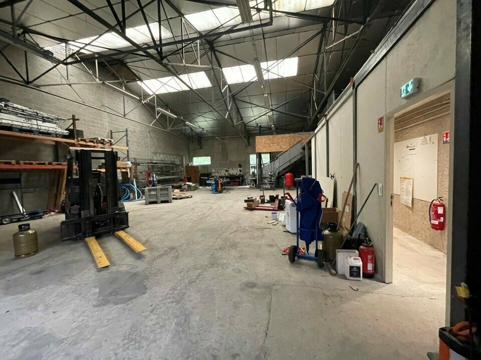 Location local d''activites 351 m² non divisibles
