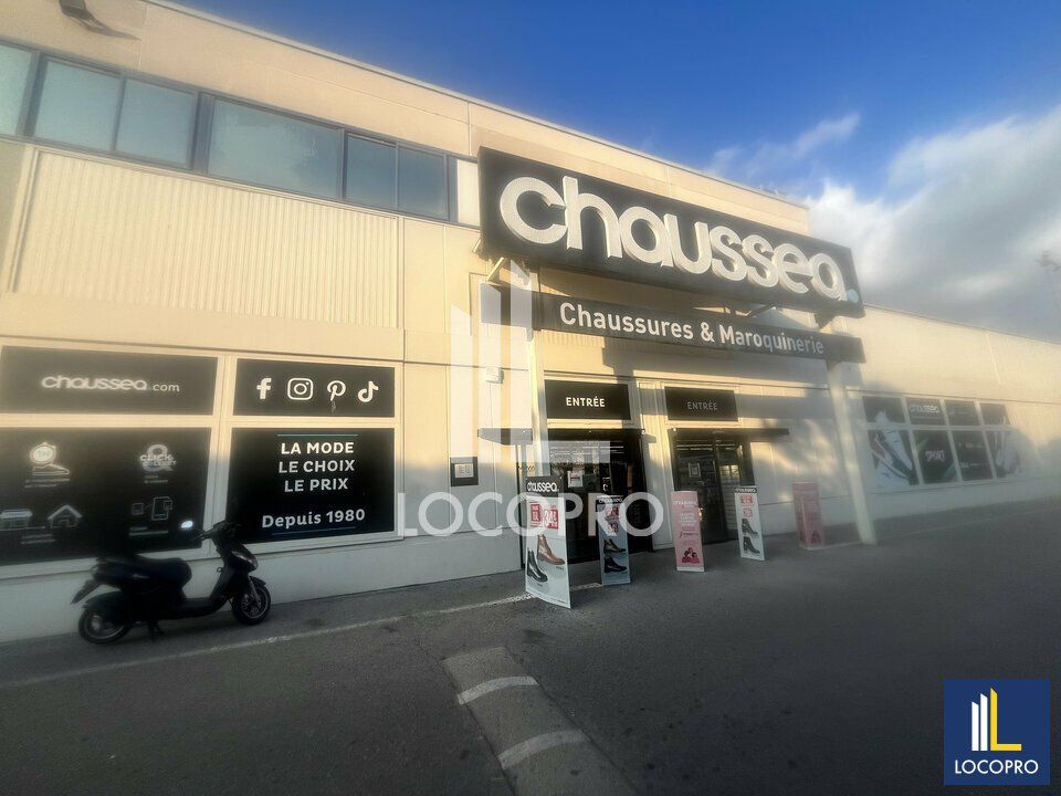 Location local commercial 912 m² non divisibles