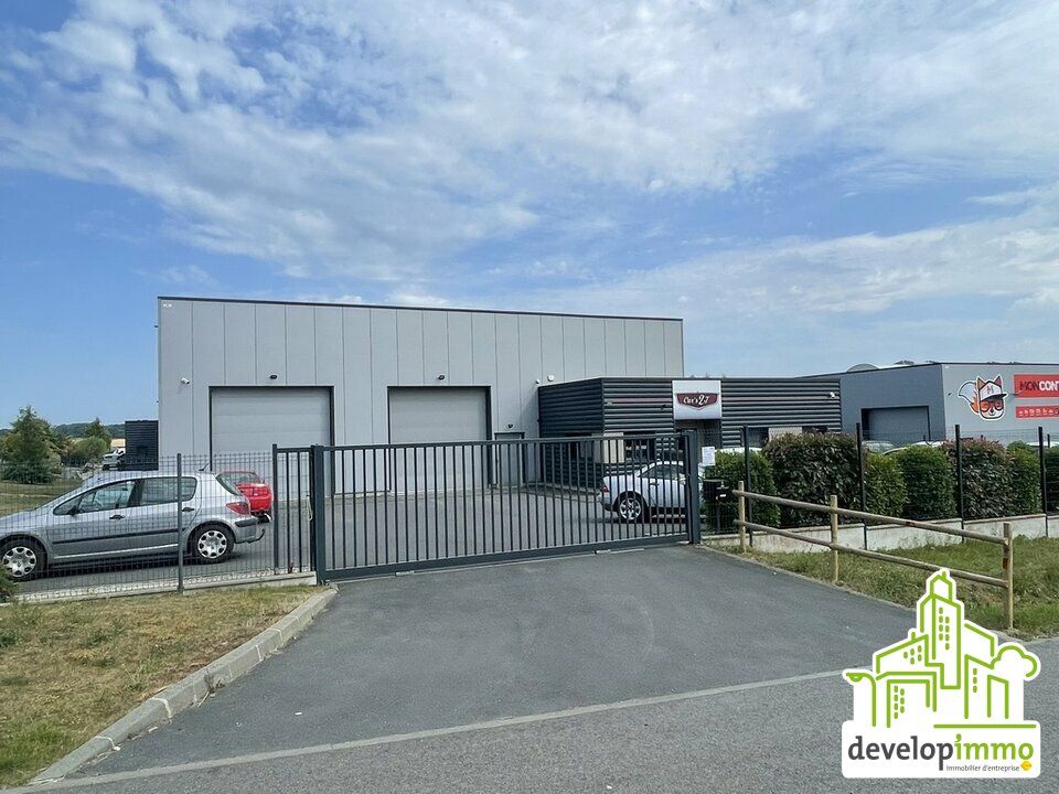 A louer Immeuble indépendant d'environ 380 m² sur un terrain clos.