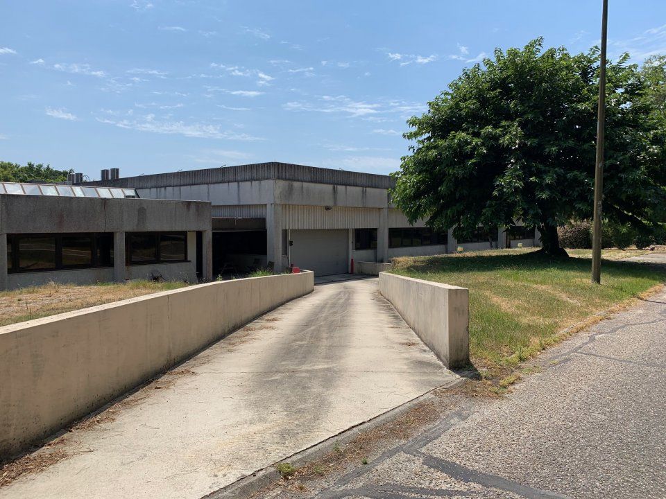 Entrepôt de 378 m² à louer à Canejan avec accès direct depuis l'A63