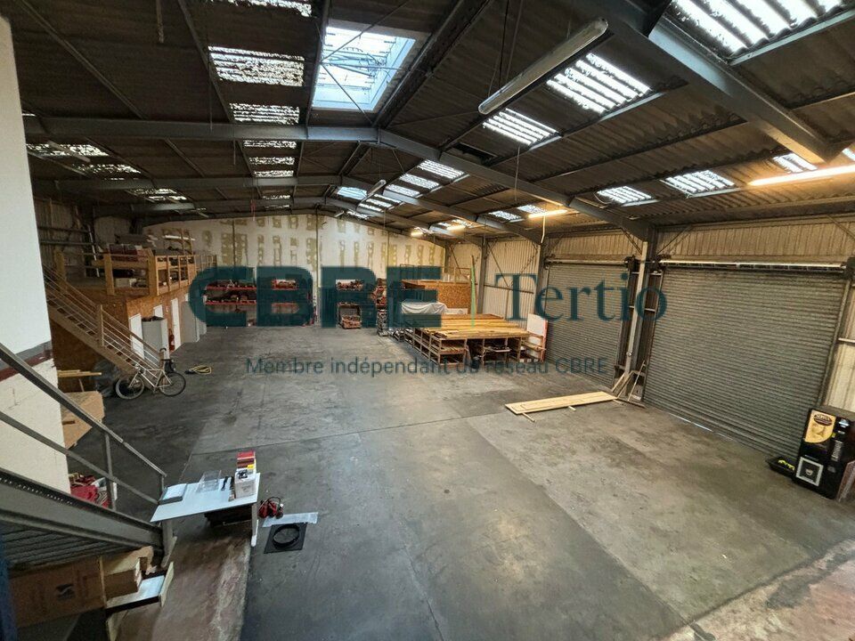 Location local d''activites 1600 m² non divisibles
