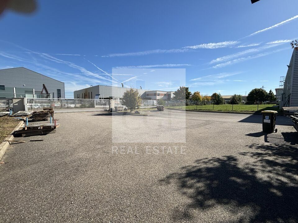 À VENDRE – LOCAL D'ACTIVITÉS DE 1 270 m² – MEYZIEU / TERRAIN PRIVATIF DE 3 500 m²