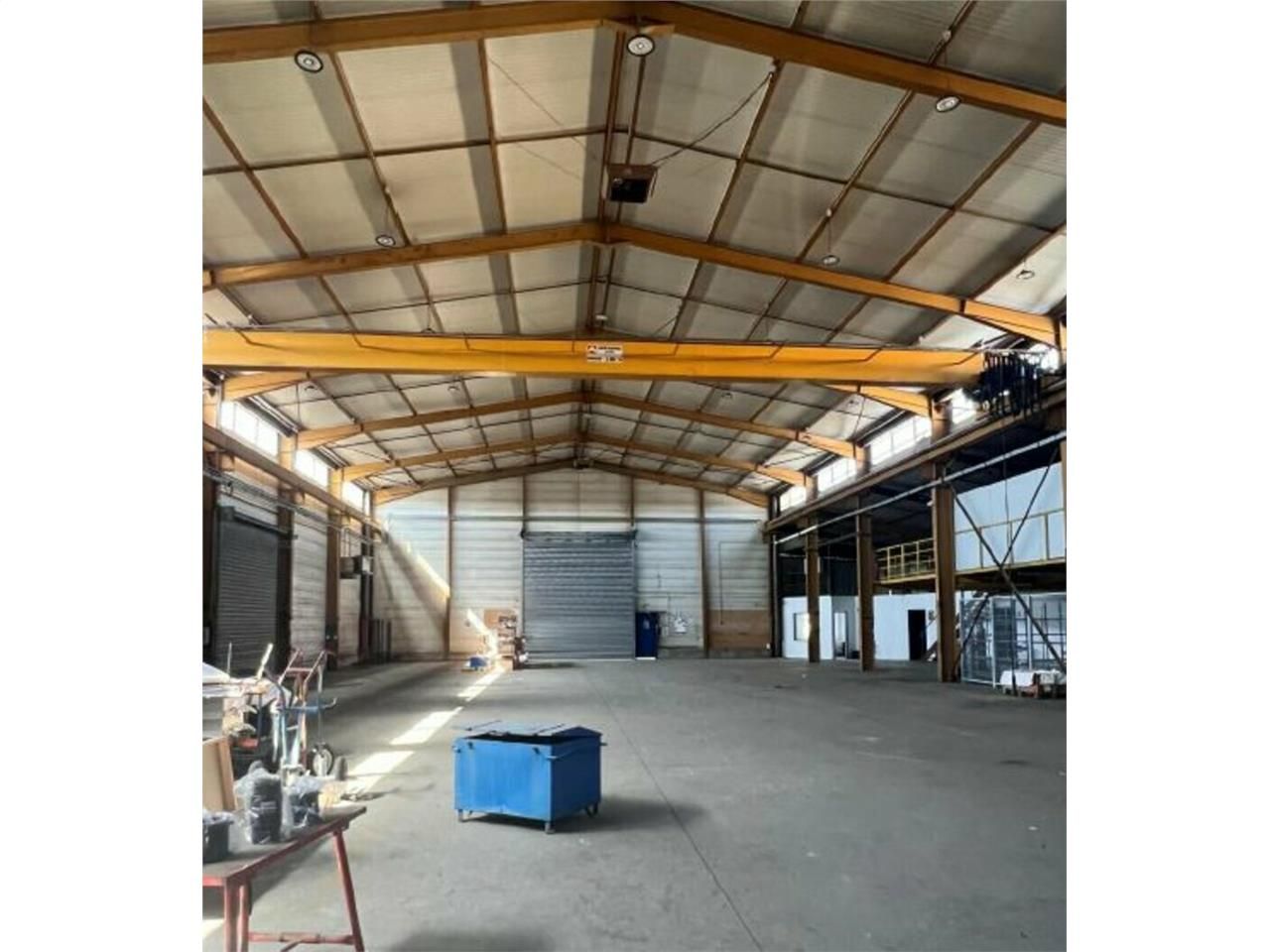 A loeur - Local d'activités de 2140 m² avec ponts roulant à VAULX EN VELIN