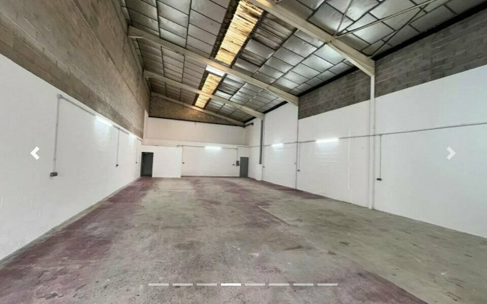 ACTI'LOG Transaction vous propose à la location, un entrepôt de 248 m² au cœur d'une zone d'activités à proximité des axes routiers.