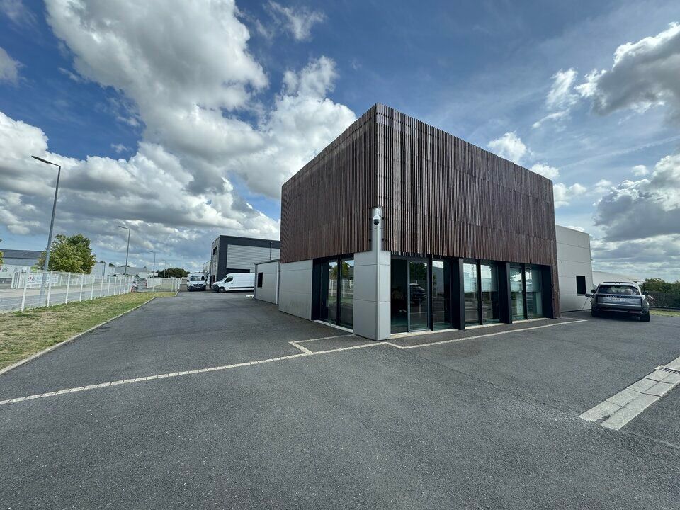 local d'activité indépendant de 989m²