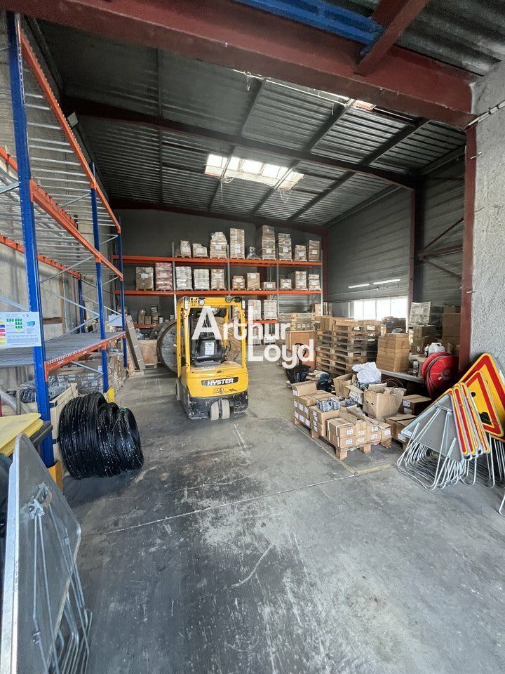 Location local d''activites 298.21 m² non divisibles