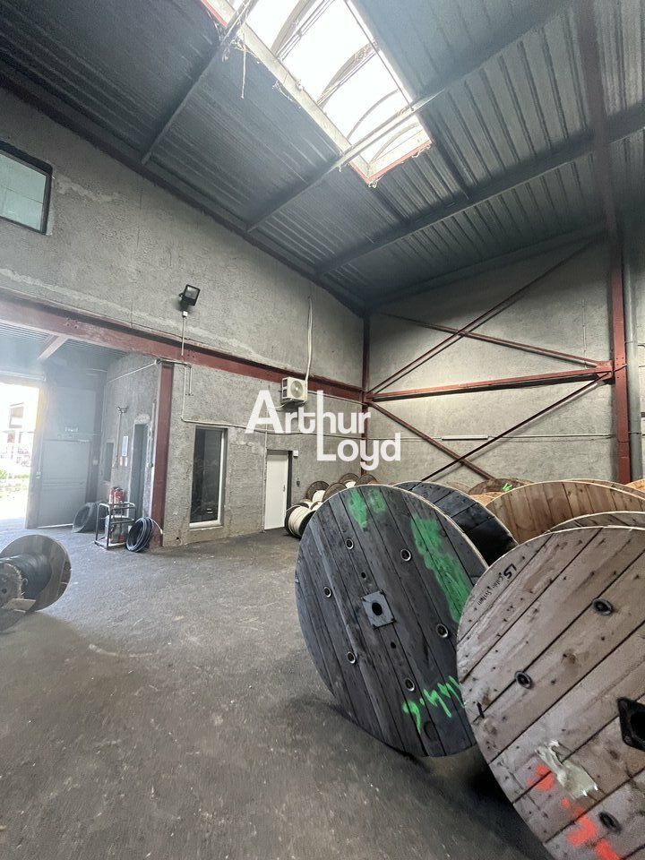 Location local d''activites 250 m² non divisibles