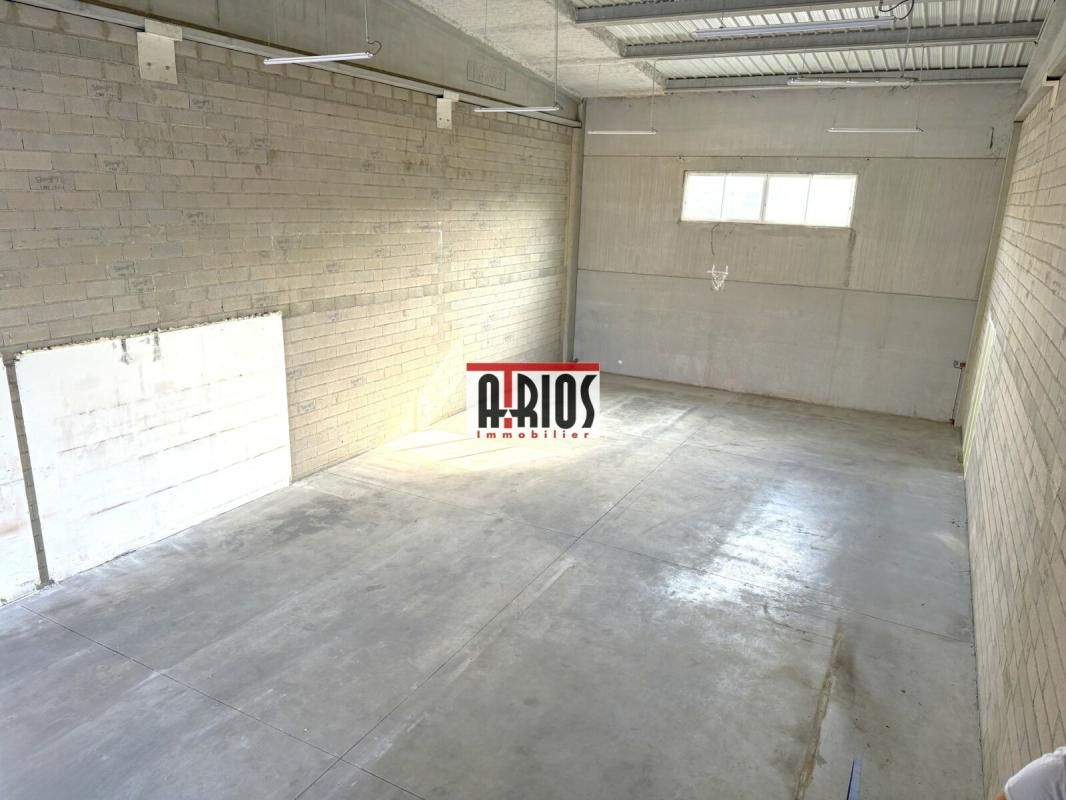 Location entrepôts 327 m² non divisibles