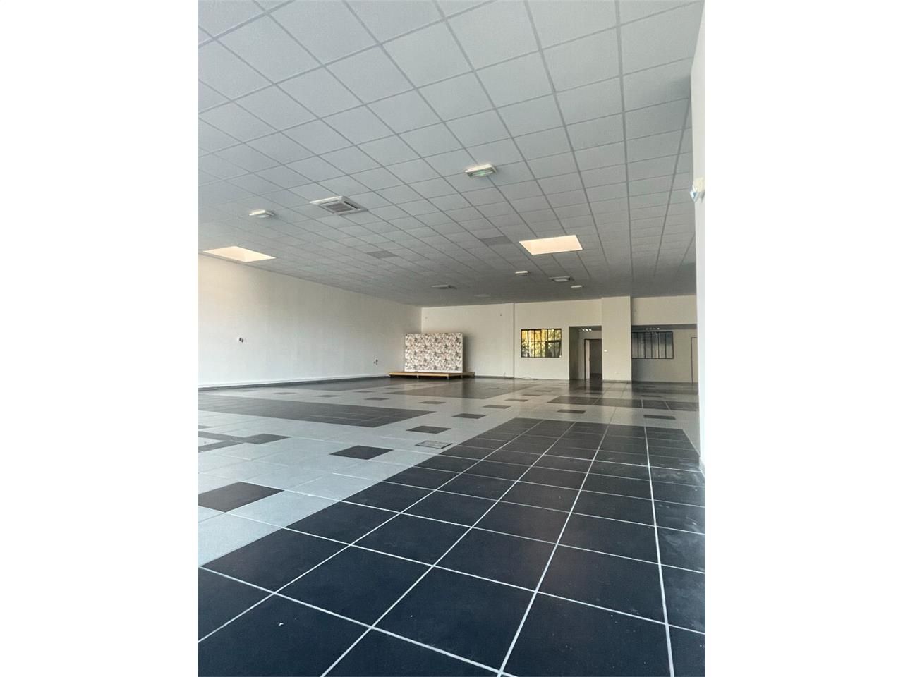 Location local commercial 300.00 m² à LIMOGES