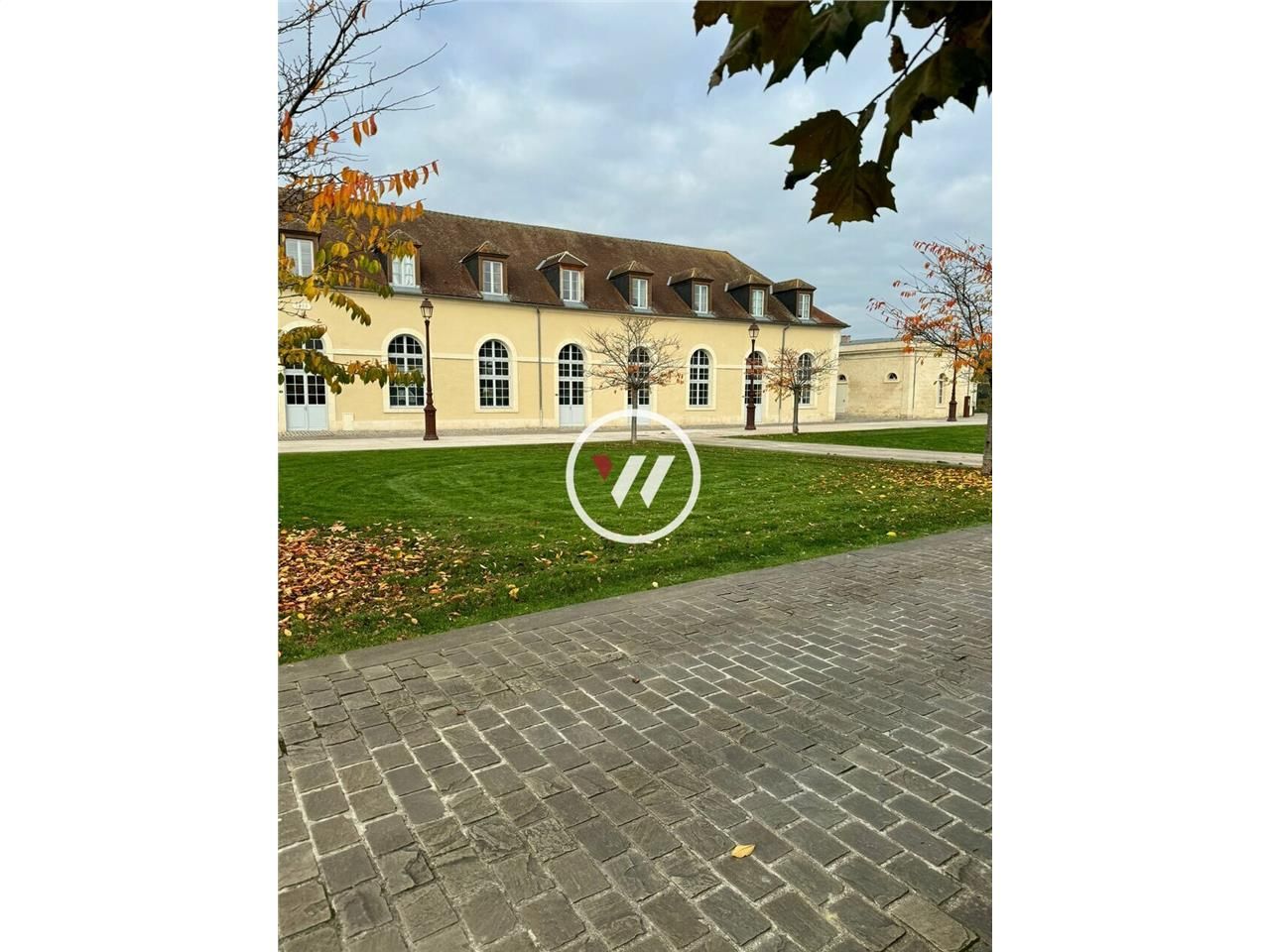 Location local d''activites 200 m² non divisibles