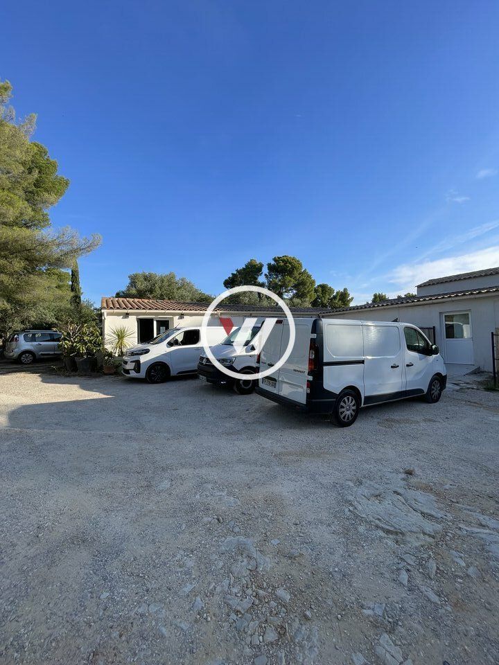 Local professionnel spacieux et lumineux – idéal artisan ou profession libérale – La Ciotat