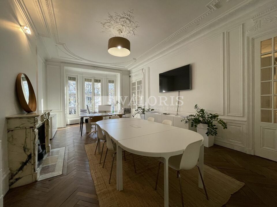 Valoris vous propose à la location un superbe plateau de 340 m² de bureaux, niché dans un immeuble haussmannien de caractère, idéalement situé entre la Presqu'île et la Part-Dieu.