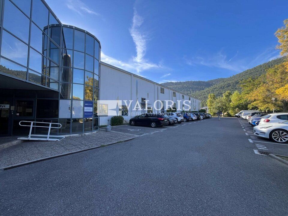 VALORIS MEDITERRANEE vous propose à la location une belle surface divisible de bureaux de 754 m² idéalement située à Gémenos et proche des grands axes routiers.