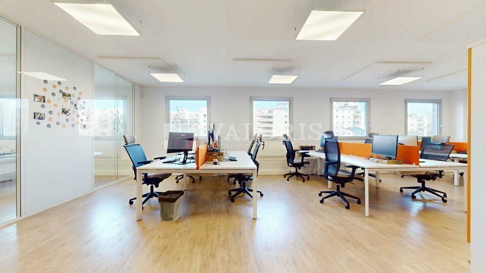 Valoris Real Estate vous propose à la location des bureaux d'une surface de 447 m², situés dans un immeuble en copropriété aux prestations soignées. Ces locaux, en très bon état, sont partiellement cloisonnés, lumineux et immédiatement opérationnels.